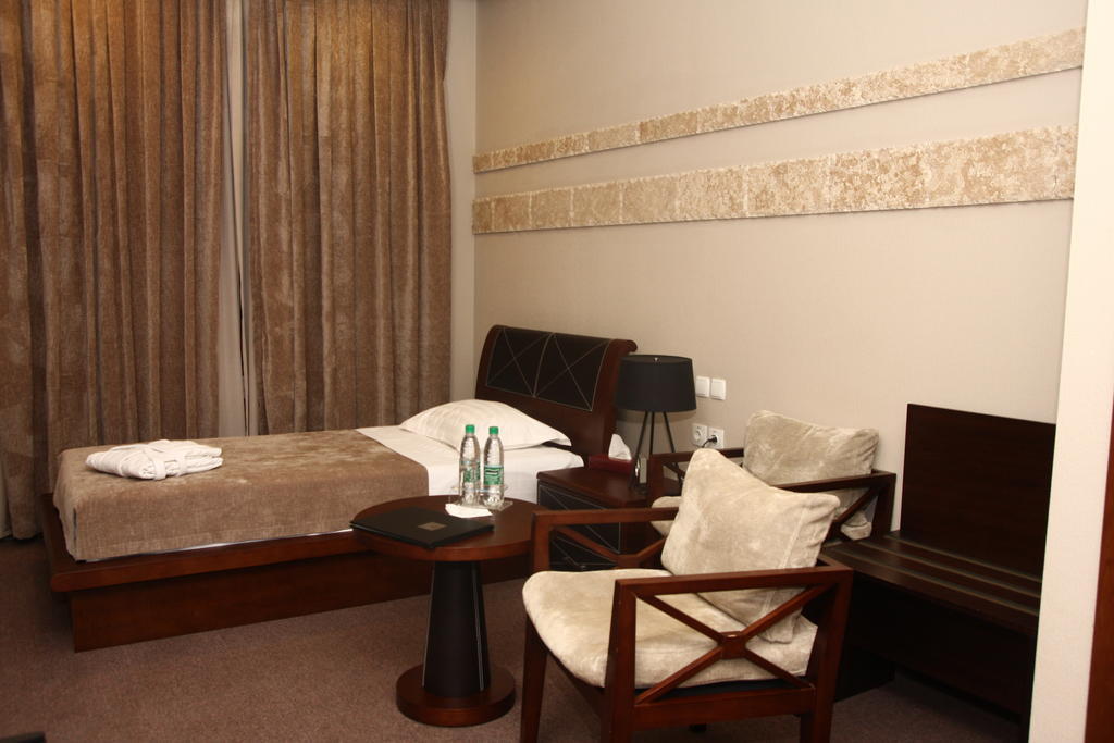Grand M Hotel Navoi Habitación foto