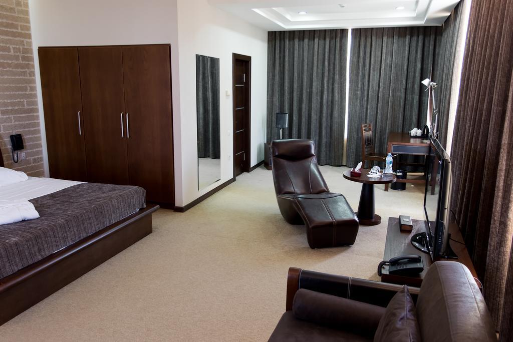 Grand M Hotel Navoi Exterior foto